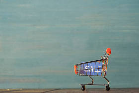 与销售标志的小购物车