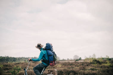 旅行者骑自行车高沼地回头看照片