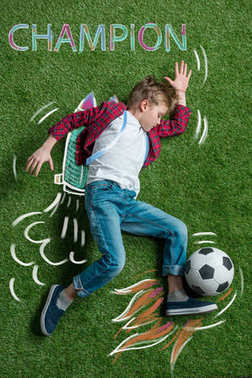 戴在手上的男孩繪制噴氣式飛行背包