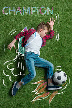 戴在手上的男孩绘制喷气式飞行背包