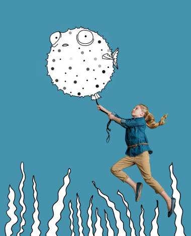 女孩水下，控股 porcupinefish