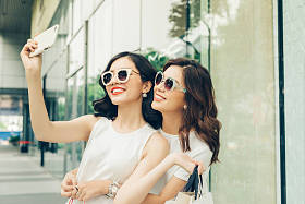 两个女孩采取自拍照图片