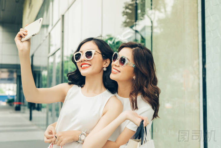 兩個(gè)女孩采取自拍照?qǐng)D片