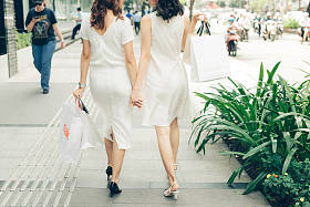 女孩与购物袋图片
