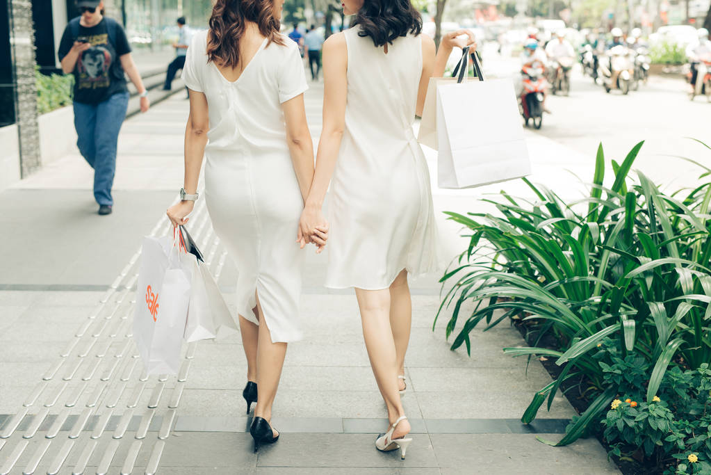 女孩与购物袋图片