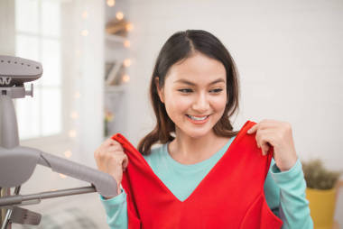 試穿新衣服的女孩