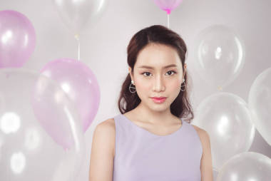 粉色氣球的女人