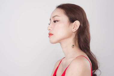 穿红衣服的女人图片