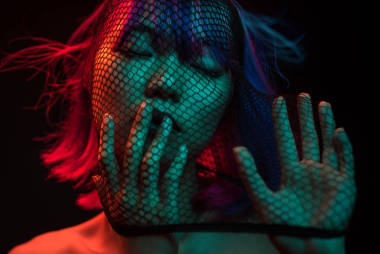 亞洲模式與臉上的面紗照片