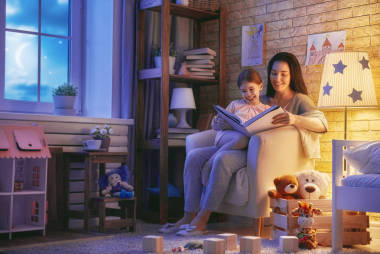 家庭阅读的就寝时间.图片