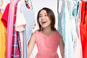在店里惊讶的女人