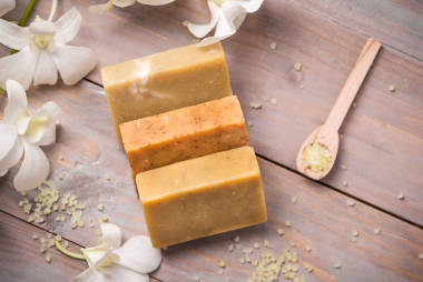 與白色蘭花的手工皂。水療產(chǎn)