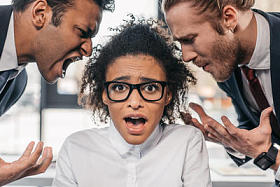 商人在办公室里的女商人尖叫照片