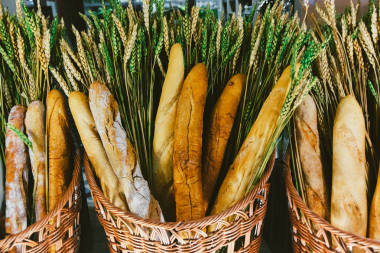 新鲜面包和黑麦在柳条篮子里图片
