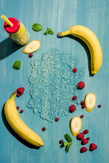 瓶与思慕雪和浆果图片