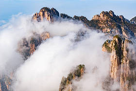 云层之上黄山国家公园的山峰