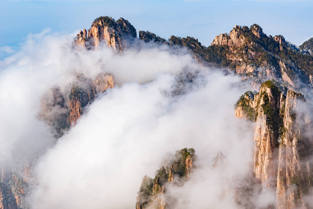 云层之上黄山国家公园的山峰