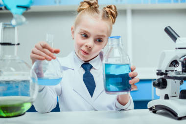 小科學家在實驗室