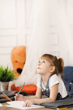 在家里的小女孩圖片