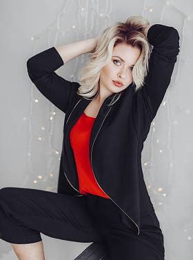 美丽的金发女人图片