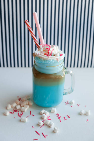 藍色咖啡加奶油圖片