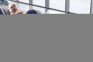 在健身房锻炼身体的运动人