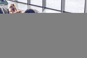 在健身房锻炼身体的运动人