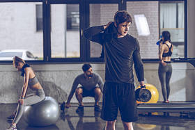 运动累了的运动员图片