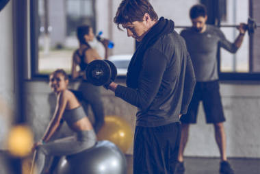 用啞鈴鍛煉的運(yùn)動(dòng)員圖片