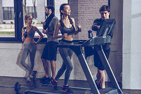 运动员在跑步机上运