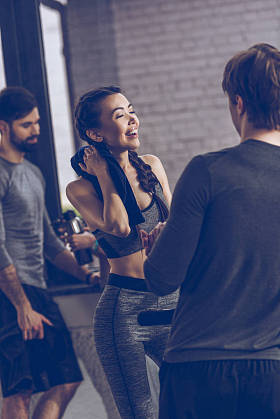 年轻人在运动服