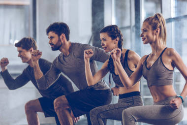 在健身房鍛煉身體的運(yùn)動人 圖片