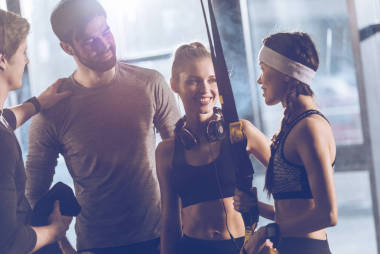 一群體育人在健身房圖片