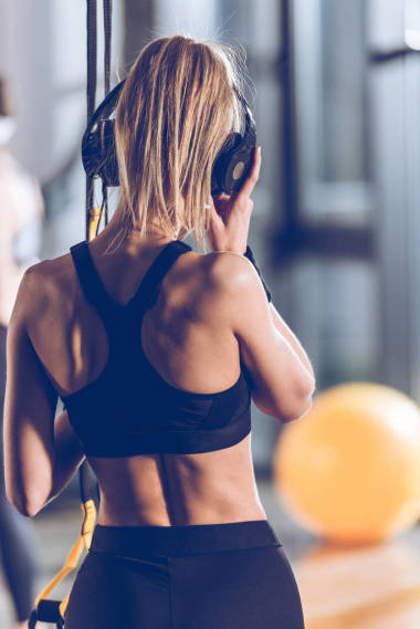 女人听音乐耳机