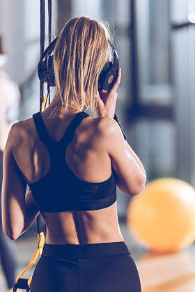 女人听音乐耳机