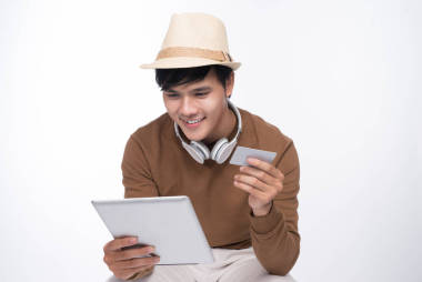 信用卡和平板电脑的人图片