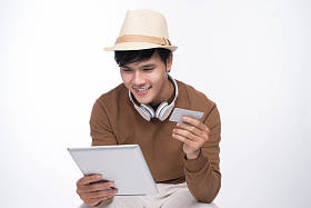 信用卡和平板电脑的人图片