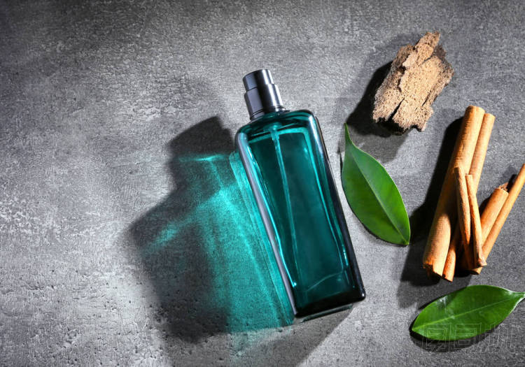 說(shuō)明了實(shí)現(xiàn)的現(xiàn)代男性香水照片