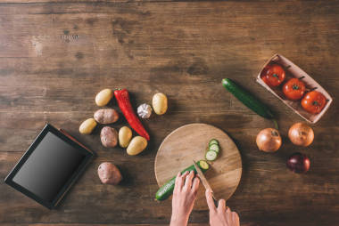 手在刀板上切黄瓜图片