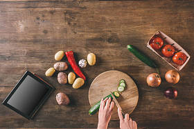 手在刀板上切黄瓜图片