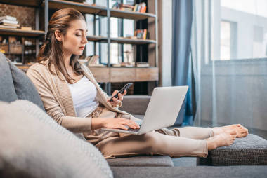 女商人远程在家工作