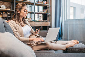 女商人远程在家工作