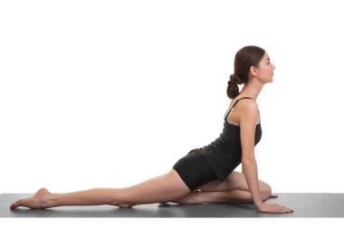 做瑜伽练习瑜伽垫上的女人图片