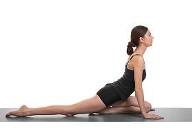 做瑜伽练习瑜伽垫上的女人图片