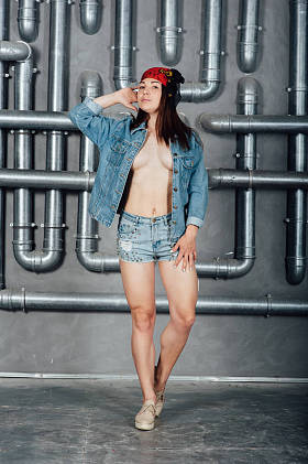 很时髦的黑发女孩的肖像图片