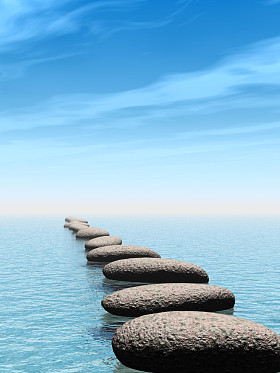 一排的在水中的石头