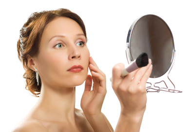 在他的臉在鏡子中看起來美麗的女人