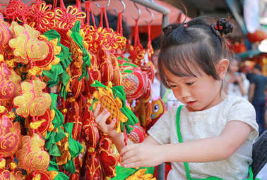 在对传统中国红装饰中国服饰的小女孩在中国新的一年，中国城节在曼谷，泰国很受欢迎