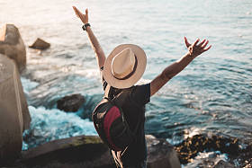 提高武器的年轻小伙子 图片