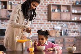 母亲倒果汁入杯图片